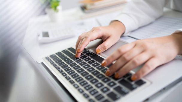 Dizüstü bilgisayar kullanan bir kadın elleri klavyede daktilo kullanıyor. Blog yazıyorum. Evde çalışan insanlar el parmaklarıyla daktilo kullanıyorlar.. - Fotoğraf, Görsel