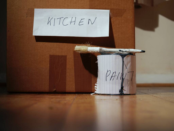 Verf voor een nieuw huis met keukengerei in een doos medium shot selectieve focus  - Foto, afbeelding