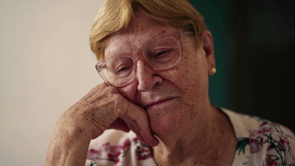 Zbliżenie smutnej, przygnębionej staruszki w wieku 80 lat, wyrażającej samotność i samotność - Zdjęcie, obraz