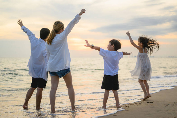 Glückliche Familie genießen zusammen am Strand im Urlaub Urlaub, Familie mit Strandreisen, Menschen genießen mit Urlaub, Hochwertiges Foto - Foto, Bild