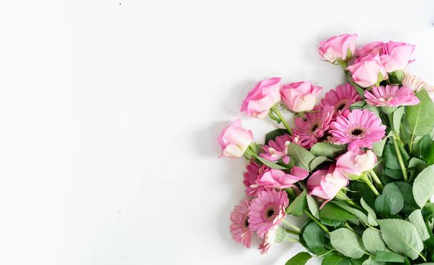 wedding or mothers day background, bouquet of roses and herberas over plain green background - Fotoğraf, Görsel