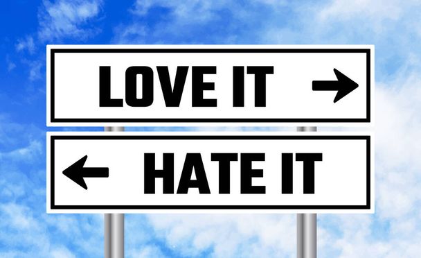 Liebe es oder hasse es Straßenschild auf Himmelshintergrund - Foto, Bild