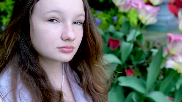 krásná mladá dívka žena teenager jaro venku krásný přívěsek kolem krku s motýlí tvar Lilac oblečení jemný make-up žena přírodní krása panenství jemnost vertikální video - Záběry, video