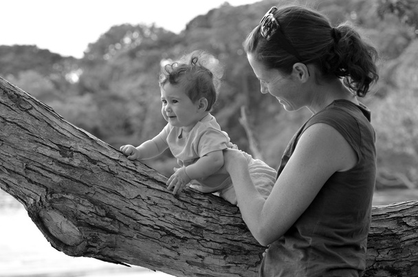 Giovane madre gioca con il suo bambino
 - Foto, immagini