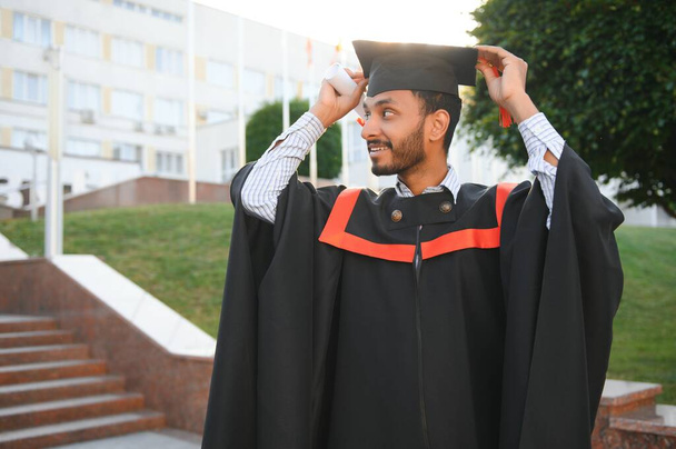 Indian university male student celebrating graduation. - Foto, imagen