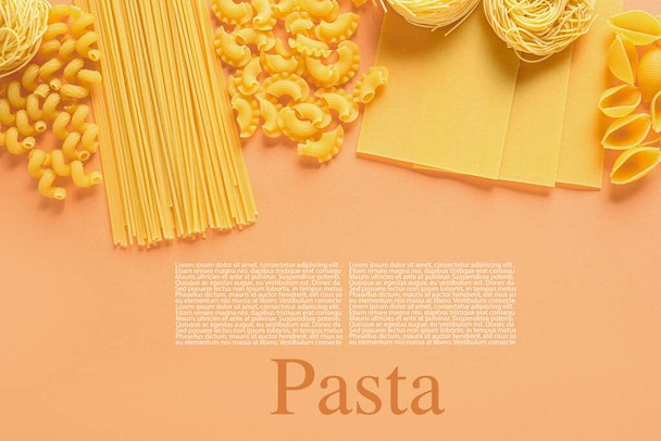 Diversi tipi di pasta cruda su sfondo a colori con spazio per il testo - Foto, immagini