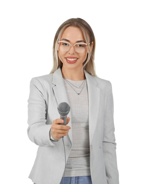 Periodista femenina con micrófono sobre fondo blanco
 - Foto, Imagen
