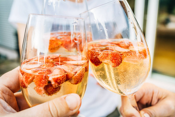 Cóctel de vino de fresa de verano, tostadas con bebidas refrescantes - Foto, Imagen