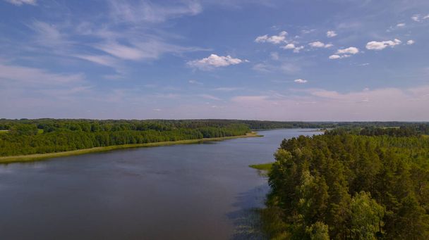 Pravý břeh Daugavy u Preilii. Velká řeka v Lotyšsku - Fotografie, Obrázek