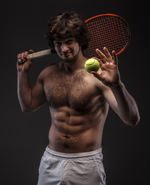 Homme avec torse nu et raquette de tennis
. - Photo, image