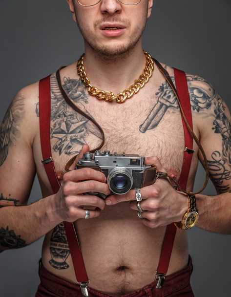 Hombre con tatuajes en su cuerpo
. - Foto, Imagen