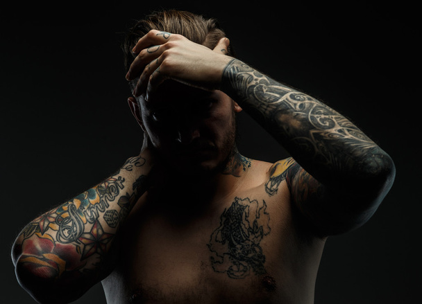 Retrato de un hombre con tatuajes. - Foto, imagen