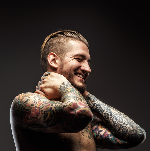 Retrato de un hombre con tatuajes. - Foto, Imagen