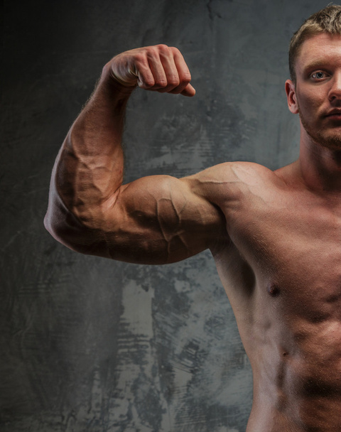 Homem muscular com grande corpo
 - Foto, Imagem