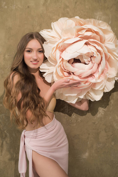 giovane bella donna con fiore nel suo studio  - Foto, immagini