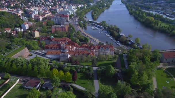 Hill Czech Cumhuriyeti 2023 ilkbaharında şehir pragosu. 4k uhd sinematik çekim. - Video, Çekim