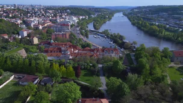 stad praag op Hill tsjechische republiek voorjaar 2023. breed baanoverzicht drone 4k uhd filmische beelden. - Video