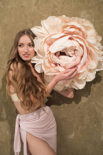 Retrato de mulher jovem com flor no cabelo  - Foto, Imagem