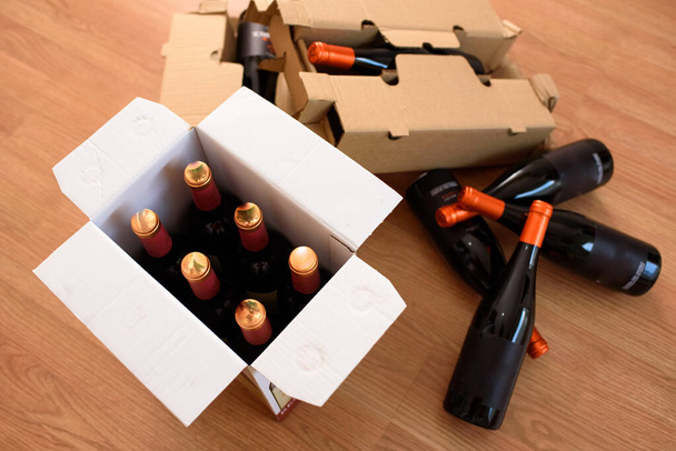 Cardboard box with quality wine bottles sent by post - 写真・画像