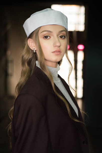 портрет молодой девушки в белой кепке. высокое качество фото  - Фото, изображение