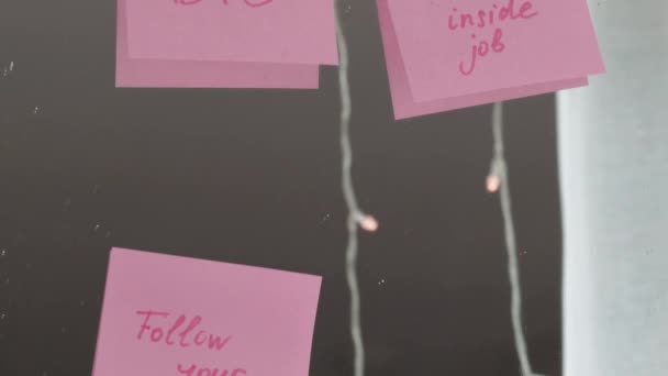 inspirierende Zitate auf rosa Aufkleber am Spiegel, handschriftlicher Text. - Filmmaterial, Video