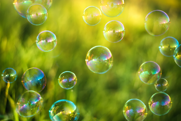 Burbujas de aire sobre el fondo de hierba
 - Foto, imagen