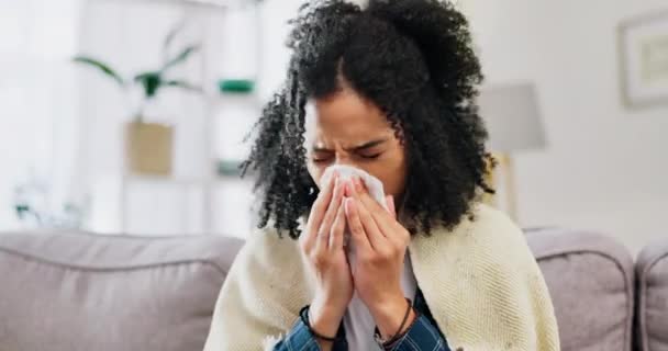 Άρρωστη γυναίκα, ιστός και φυσάει μύτη στο σπίτι από αλλεργίες, κρυολογήματα ή πυρετό στο σαλόνι του καναπέ. Θηλυκό, φτάρνισμα και γρίπη αλλεργία του προβλήματος υγείας το χειμώνα, covid ιατρικό κίνδυνο ή παραρρινοκολπίτιδα ασθένεια. - Πλάνα, βίντεο
