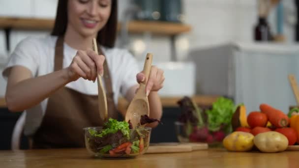 nő a háztartási konyhában készül egészséges növényi saláta mosoly élvezze a folyamatot. - Felvétel, videó