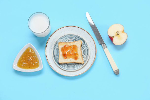 Тарілка смачного тосту з джемом, молоком та яблуком на кольоровому фоні
 - Фото, зображення