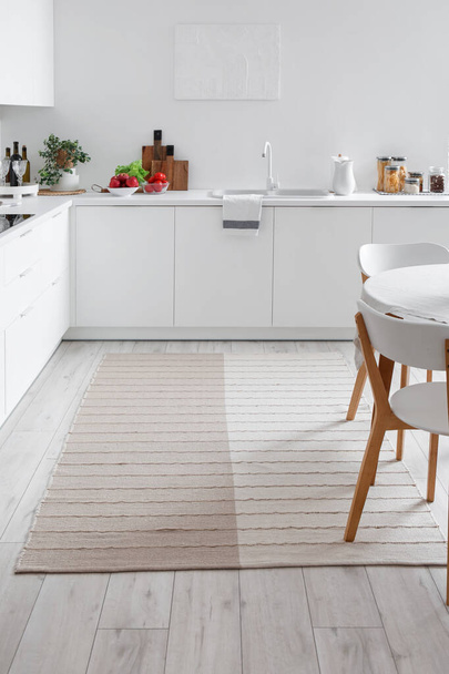 Tapis beige élégant à l'intérieur de la cuisine moderne - Photo, image