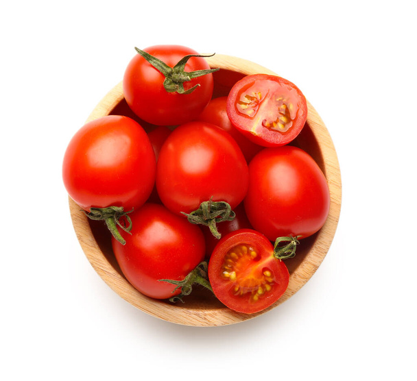 Dřevěná mísa s čerstvými cherry rajčaty na bílém pozadí - Fotografie, Obrázek