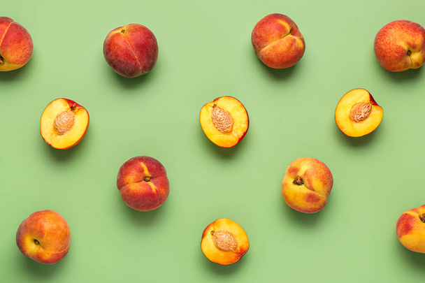 Viele süße Pfirsiche auf grünem Hintergrund - Foto, Bild