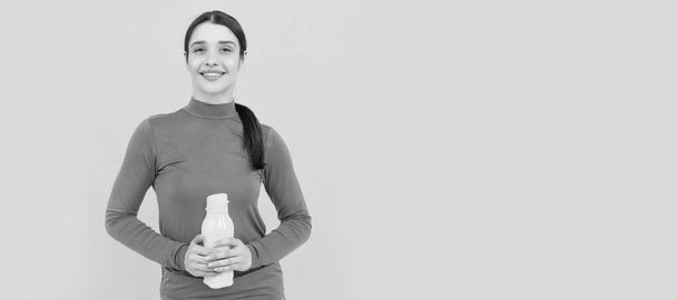 Γυναίκα απομονωμένη προσωπογραφία, πανό με χώρο αντιγραφής. χαρούμενο νεαρό κορίτσι με αθλητικό μπουκάλι με νερό, δίψα - Φωτογραφία, εικόνα