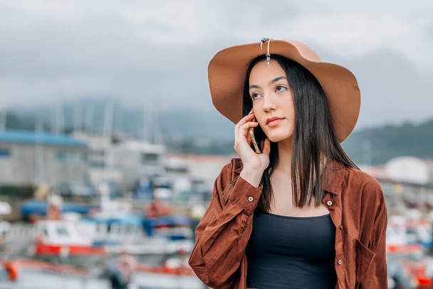 boldog turista nő nyaralás telefonnal a kikötőben - Fotó, kép