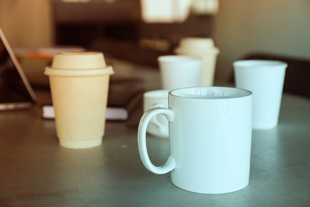 Koffie op tafel op kantoor - Foto, afbeelding