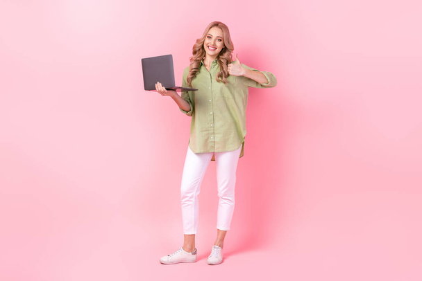 Full length photo of cute confident woman dressed green shirt thumb up working modern gadget isolated pink color background. - Fotoğraf, Görsel