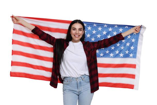 4 juli - Onafhankelijkheidsdag van Amerika. Happy vrouw met nationale vlag van de Verenigde Staten op witte achtergrond - Foto, afbeelding