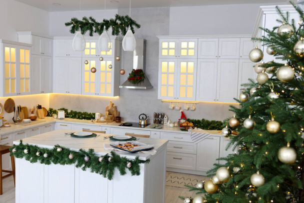 Cozy spacious kitchen decorated for Christmas. Interior design - Valokuva, kuva