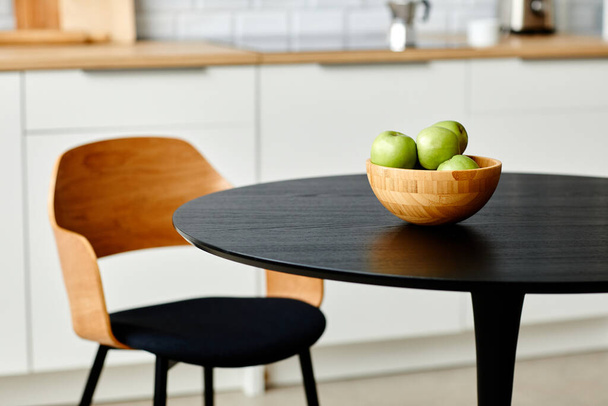 Минимальное фоновое изображение свежих зеленых яблок в деревянной вазе на черном кухонном столе, пространство для копирования - Фото, изображение