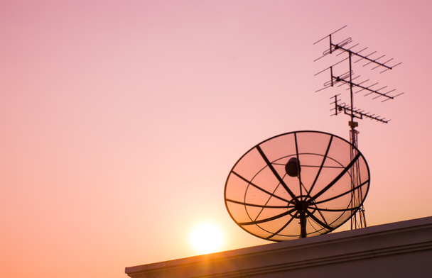 akşam ışığı üzerinde resim uydu anteni. - Fotoğraf, Görsel