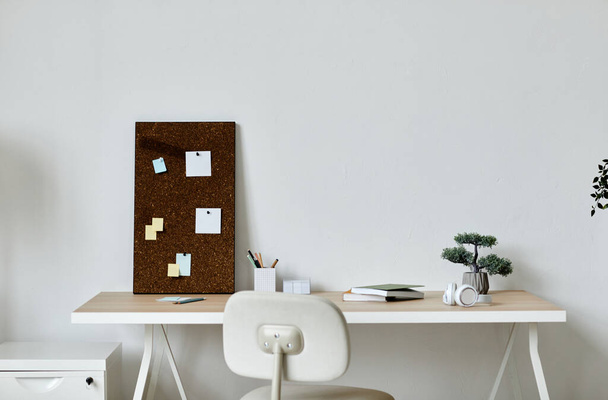 Minimaler Hintergrund eines einfachen Home-Office-Arbeitsplatzes mit Bonsai-Baum auf dem Schreibtisch, Kopierraum - Foto, Bild
