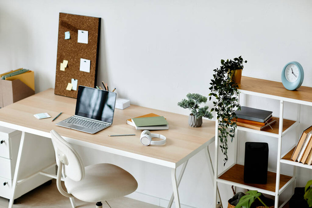 Високий кут фону простого домашнього офісу робочого місця, прикрашеного рослинами, копіювання простору
 - Фото, зображення