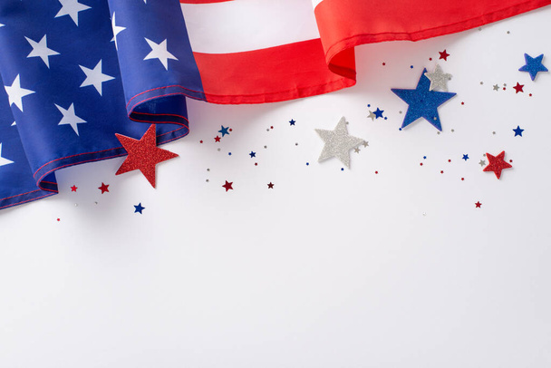 Concepto del Día del Trabajo en Estados Unidos. Foto de arriba del espacio vacío rodeado de destellos blancos, azules y rojos en forma de estrella y bandera americana sobre fondo blanco aislado con espacio de copia - Foto, imagen