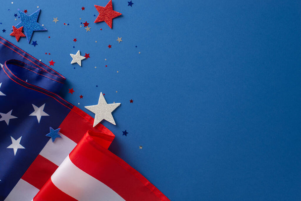 Az USA Függetlenség Napja koncepció. Felülnézeti fotó üres tér kék, fehér és piros csillogó csillagok és amerikai zászló kék elszigetelt háttér másolási hely - Fotó, kép