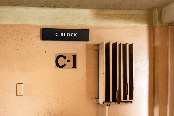 米国カリフォルニア州サンフランシスコ市の湾の真ん中にあるアルカトラズ島の連邦刑務所のCブロック。映画の中で数回登場している非常に有名な刑務所。刑務所の概念 - 写真・画像