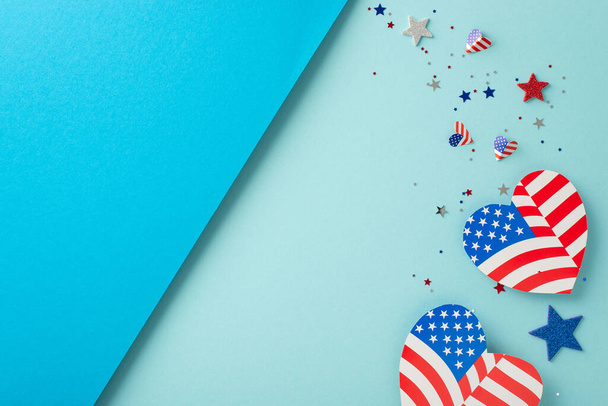 Dzień Konstytucji USA pomysłowe gratulacje. Widok z góry na symboliczne zdobienia: serca z amerykańską flagą, błyszczące gwiazdy, błyszczące konfetti na dwukolorowym tle z pustym miejscem na tekst lub reklamę - Zdjęcie, obraz
