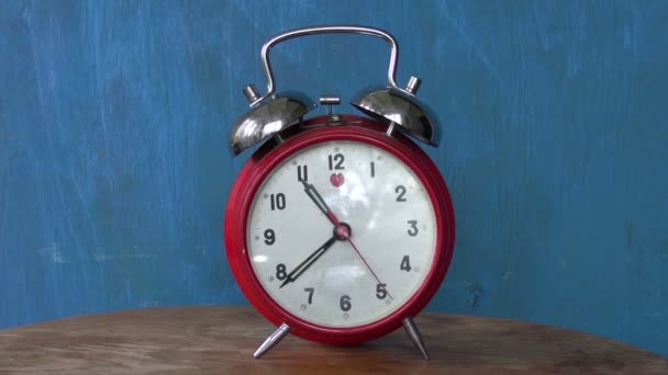 Κλασικό αναλογικό ρολόι συναγερμών κόκκινο βέλος κίνησης - Πλάνα, βίντεο
