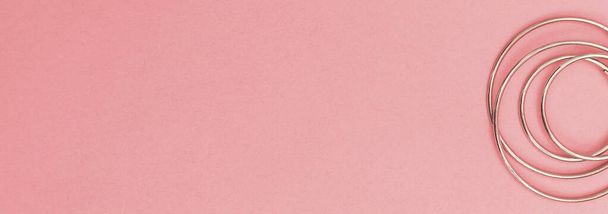 Fülbevalók rózsaszín háttérrel, banner - Fotó, kép