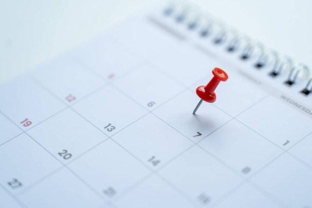 Pin rojo en el séptimo día del calendario - Foto, Imagen
