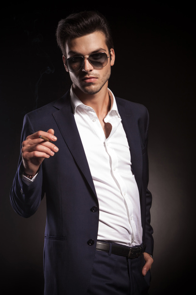 Człowiek młody biznes elegancki palenia papierosów. - Zdjęcie, obraz
